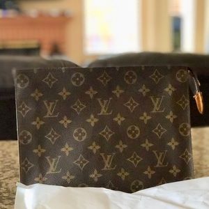 Authentic Louis Vuitton Toiletry 26